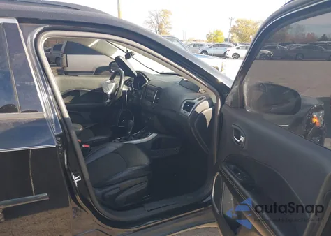 2019 Jeep Compass Latitude 4X4 из США, поврежденный, VIN 3C4NJDBB6KT840377